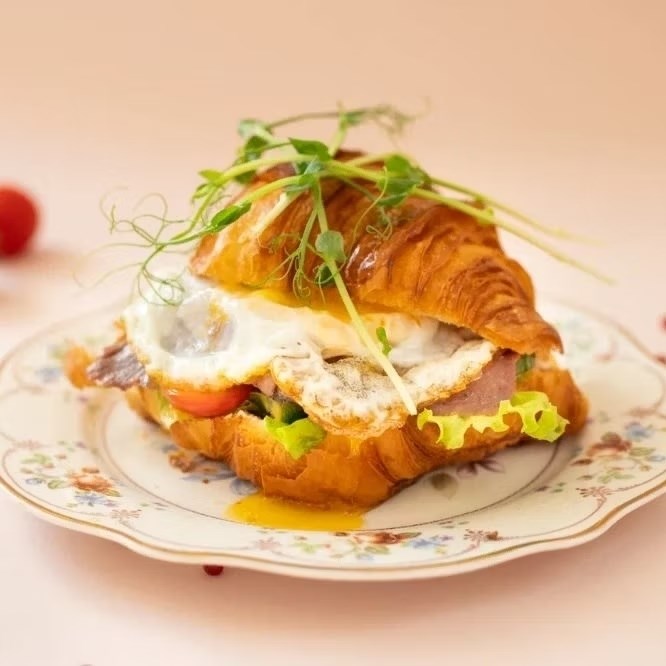 Круассан с ростбифом и хрустящим салатом 10062