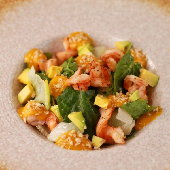Салат с креветками и соусом манго-чили 10123