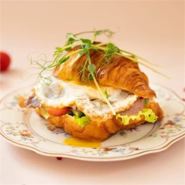 {{photo.Alt || photo.Description || 'Круассан с ростбифом и хрустящим салатом'}}