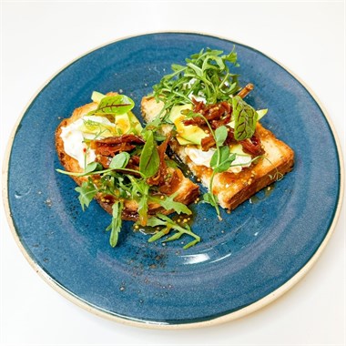 {{photo.Alt || photo.Description || 'Бриошь с авокадо и вялеными томатами'}}