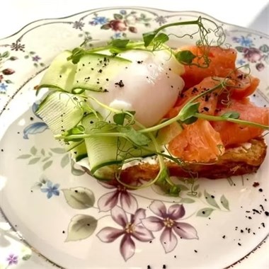 {{photo.Alt || photo.Description || 'Бриошь с форелью и яйцом пашот'}}