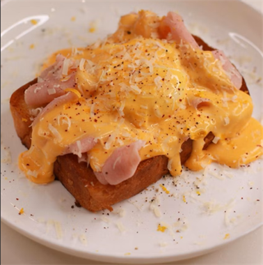 {{photo.Alt || photo.Description || 'Бриошь с ветчиной и соусом Чеддер'}}