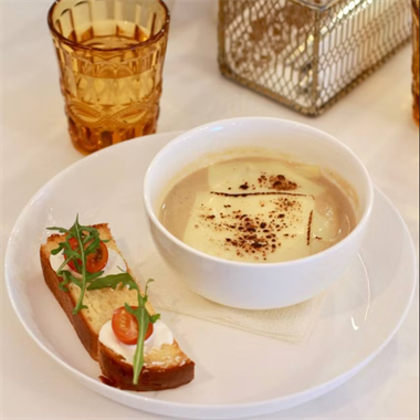 {{photo.Alt || photo.Description || 'Французский луковый суп с бриошью'}}