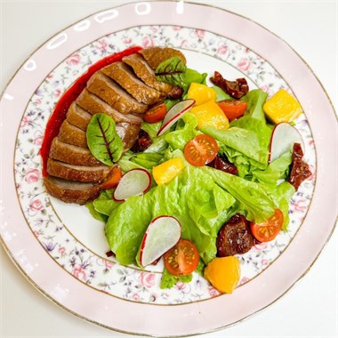 {{photo.Alt || photo.Description || 'Салат с уткой, вялеными томатами и апельсином'}}