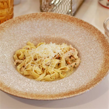 {{photo.Alt || photo.Description || 'Паста с индейкой и сливочным песто'}}