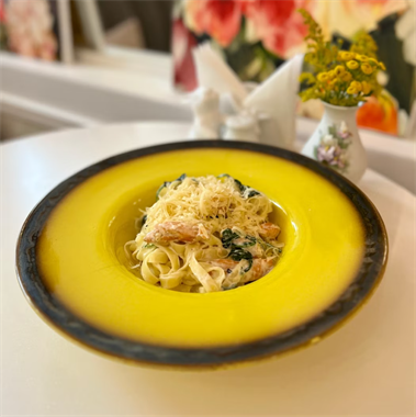 {{photo.Alt || photo.Description || 'Паста с форелью и шпинатом'}}