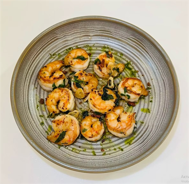 {{photo.Alt || photo.Description || 'Жареные креветки с травами и ароматным маслом'}}