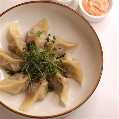 {{photo.Alt || photo.Description || 'Дамплинги а-ля Русс'}}